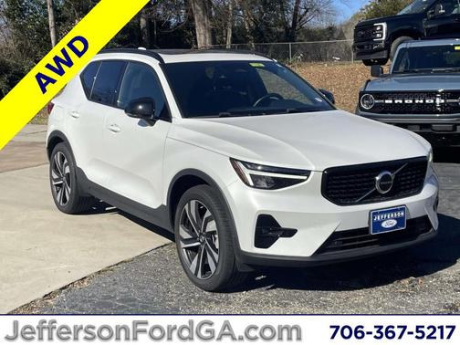 2023 Volvo XC40 B5 Plus Dark Theme
