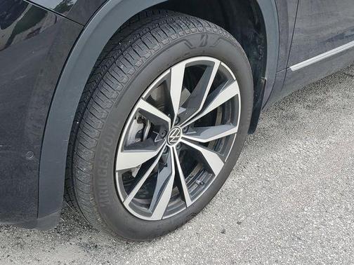 Deep Black Pearl Effect 2024 Volkswagen Atlas Cross Sport 2.0T SEL Premium R-Line