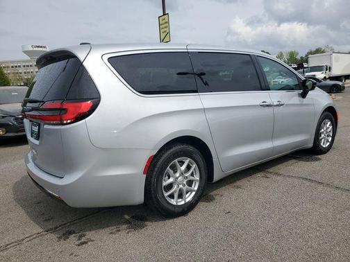 Silver Mist Clearcoat 2026 Chrysler Pacifica Select