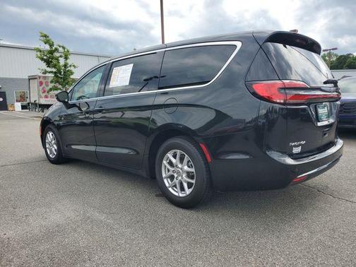 Brilliant Black Crystal Pearlcoat 2023 Chrysler Pacifica Touring-L