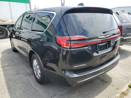 Brilliant Black Crystal Pearlcoat 2023 Chrysler Pacifica Touring-L
