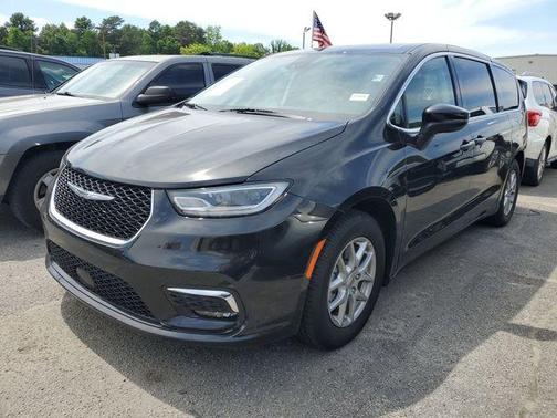 Brilliant Black Crystal Pearlcoat 2023 Chrysler Pacifica Touring-L
