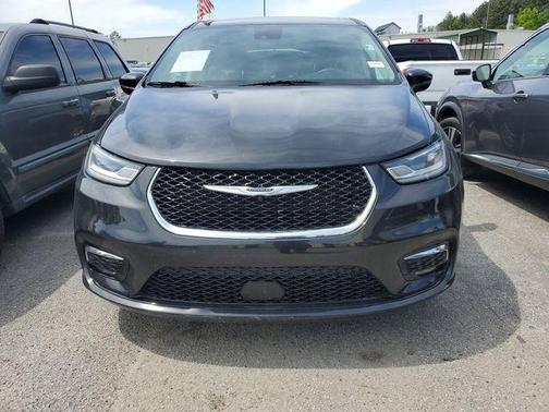 Brilliant Black Crystal Pearlcoat 2023 Chrysler Pacifica Touring-L
