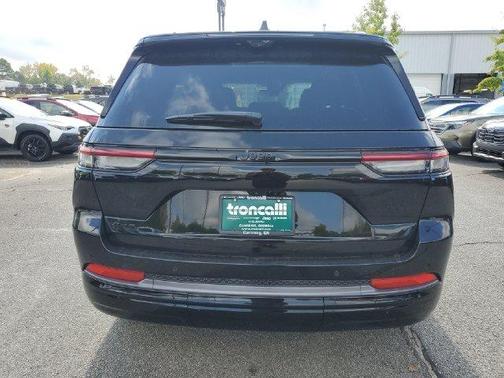 Gloss Black 2027 Jeep Grand Cherokee Limited