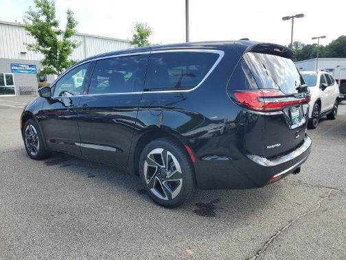 Diamond Black 2027 Chrysler Pacifica LIMITED