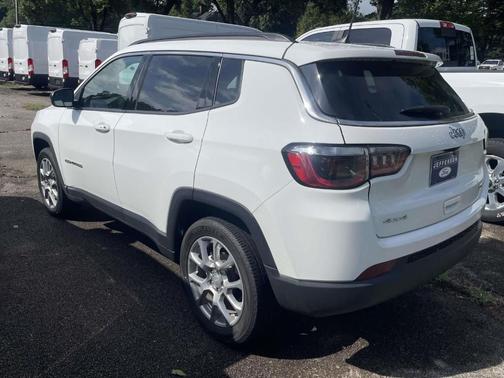 Bright White Clearcoat 2024 Jeep Compass Latitude Lux