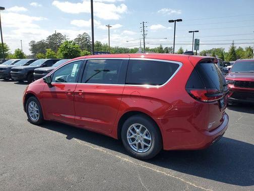 2025 Chrysler Pacifica Select