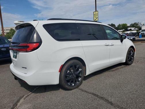 Bright White Clearcoat 2026 Chrysler Pacifica Limited