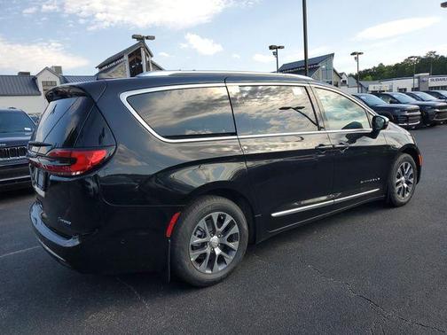 2025 Chrysler Pacifica Hybrid Pinnacle