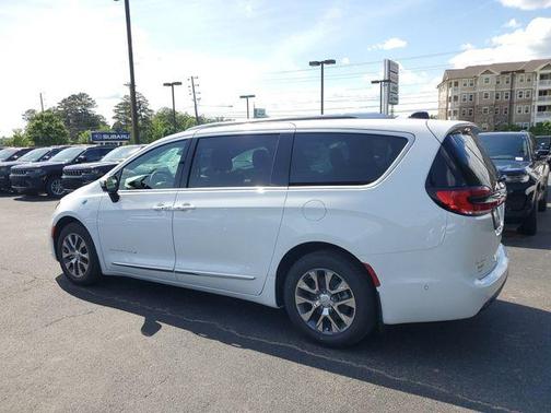 2025 Chrysler Pacifica Hybrid Pinnacle