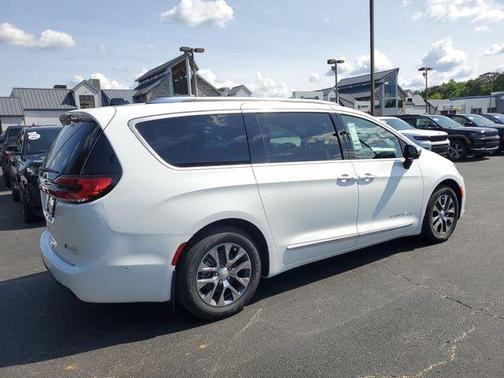 2025 Chrysler Pacifica Hybrid Pinnacle