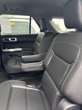 Star White Metallic Tri-Coat 2024 Ford Explorer XLT