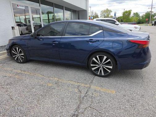 Deep Blue Pearl 2022 Nissan Altima SR FWD