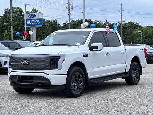 Oxford White 2024 Ford F-150 Lightning LARIAT