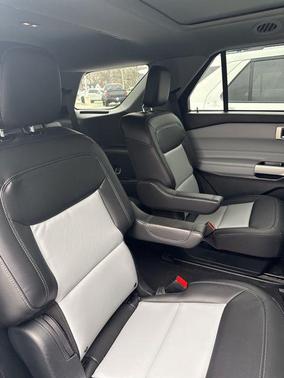 Iconic Silver Metallic 2023 Ford Explorer XLT