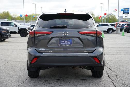 Magnetic Gray Metallic 2023 Toyota Highlander XLE