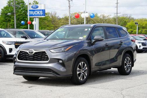 Magnetic Gray Metallic 2023 Toyota Highlander XLE