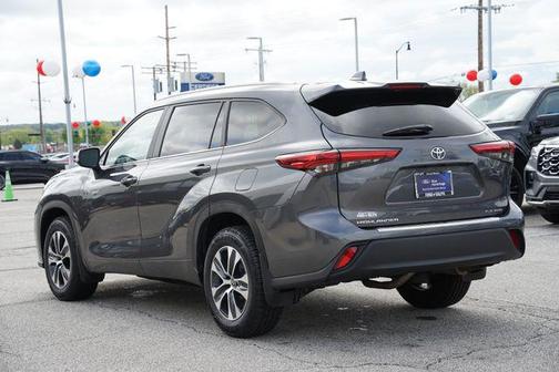 Magnetic Gray Metallic 2023 Toyota Highlander XLE