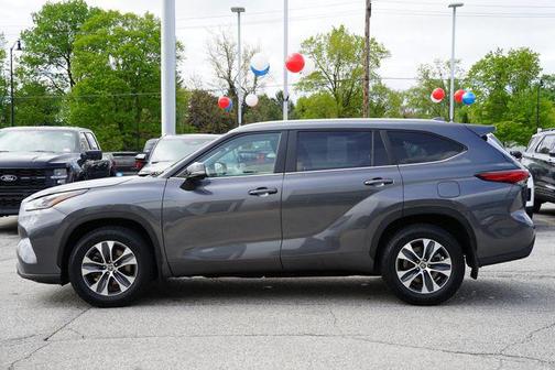 Magnetic Gray Metallic 2023 Toyota Highlander XLE