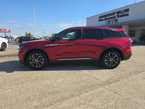 RED CARPET MET CC 2025 Lincoln Nautilus PREMIERE