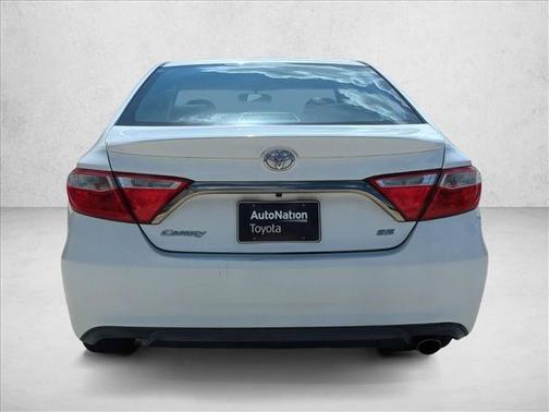 Super White 2017 Toyota Camry SE