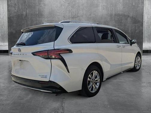 2024 Toyota Sienna Platinum 7 Passenger