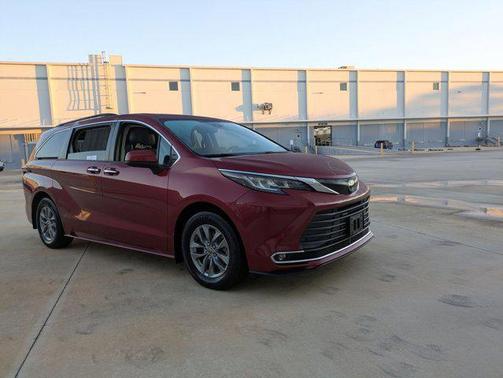 2022 Toyota Sienna XLE 8 Passenger