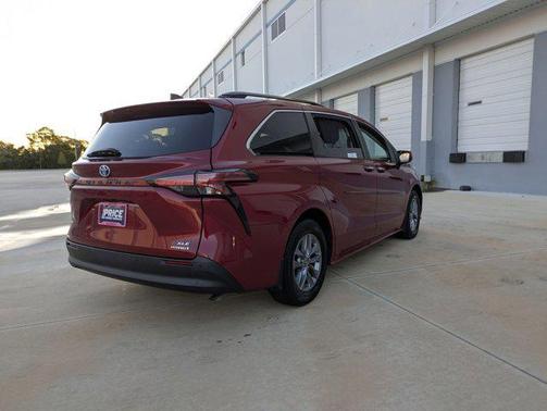 2022 Toyota Sienna XLE 8 Passenger