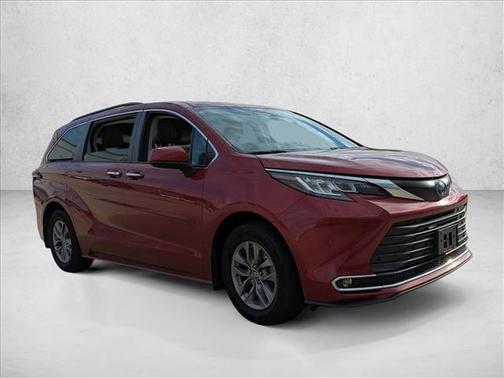 2022 Toyota Sienna XLE 8 Passenger