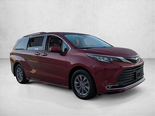 2022 Toyota Sienna XLE 8 Passenger