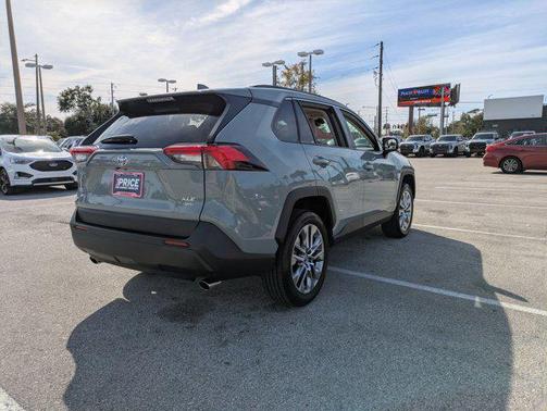 2022 Toyota RAV4 XLE Premium