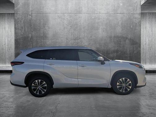 2024 Toyota Highlander Hybrid XLE