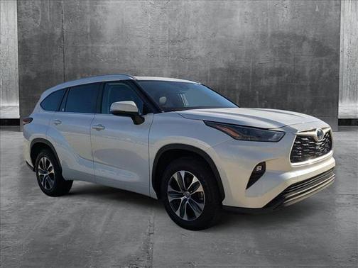 2024 Toyota Highlander Hybrid XLE