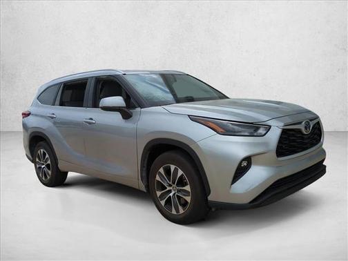 Celestial Silver Metallic 2023 Toyota Highlander XLE