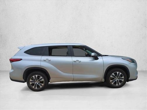 Celestial Silver Metallic 2023 Toyota Highlander XLE