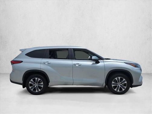 Celestial Silver Metallic 2023 Toyota Highlander XLE