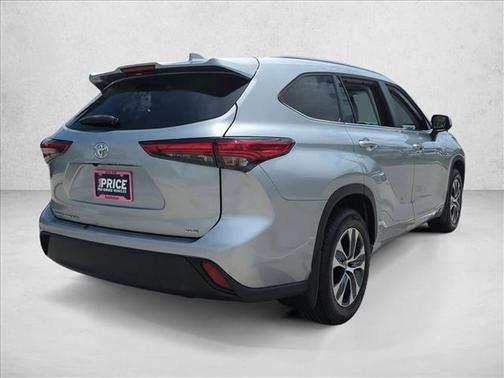 Celestial Silver Metallic 2023 Toyota Highlander XLE