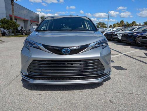 2024 Toyota Sienna Platinum 7 Passenger