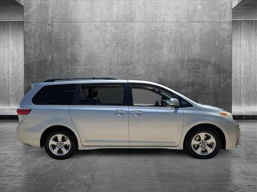 2019 Toyota Sienna LE