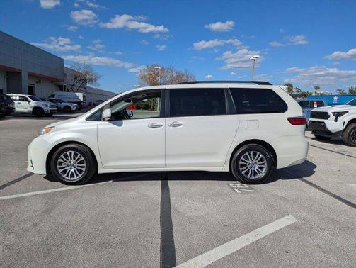 2019 Toyota Sienna XLE Premium