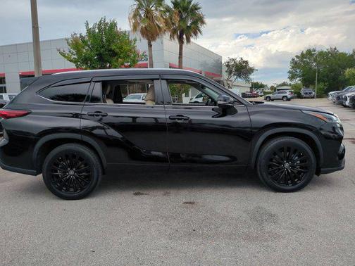 Opulent Amber 2021 Toyota Highlander XLE