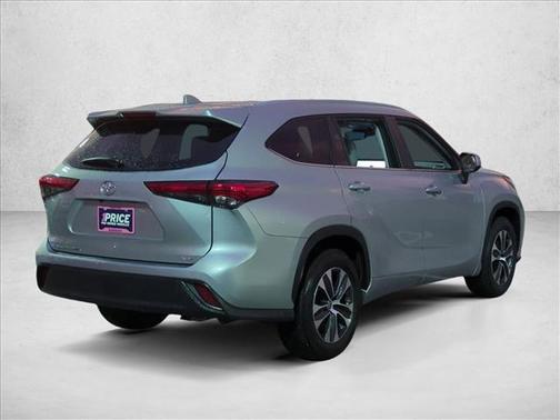 Celestial Silver Metallic 2023 Toyota Highlander XLE