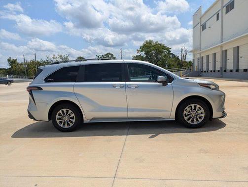 2023 Toyota Sienna XLE 8 Passenger