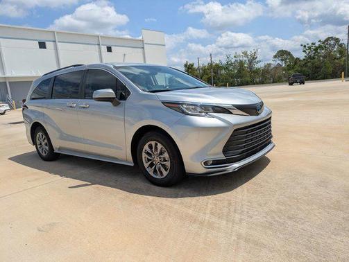2023 Toyota Sienna XLE 8 Passenger