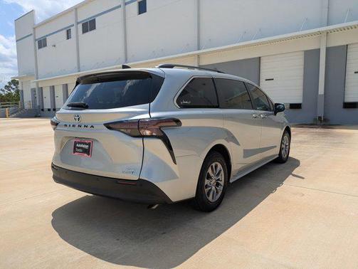 2023 Toyota Sienna XLE 8 Passenger