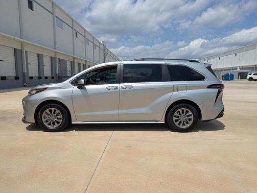 2023 Toyota Sienna XLE 8 Passenger