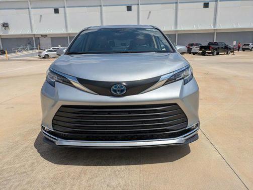 2023 Toyota Sienna XLE 8 Passenger