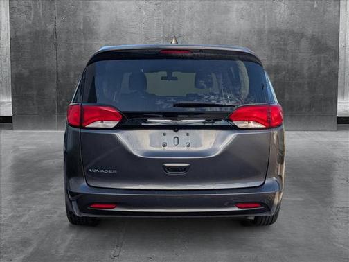 2022 Chrysler Voyager LX