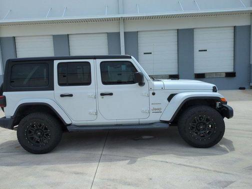 Bright White Clearcoat 2018 Jeep Wrangler Unlimited Sahara