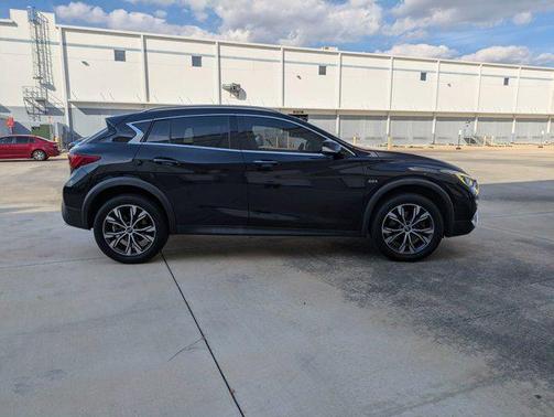 2017 INFINITI QX30 Premium